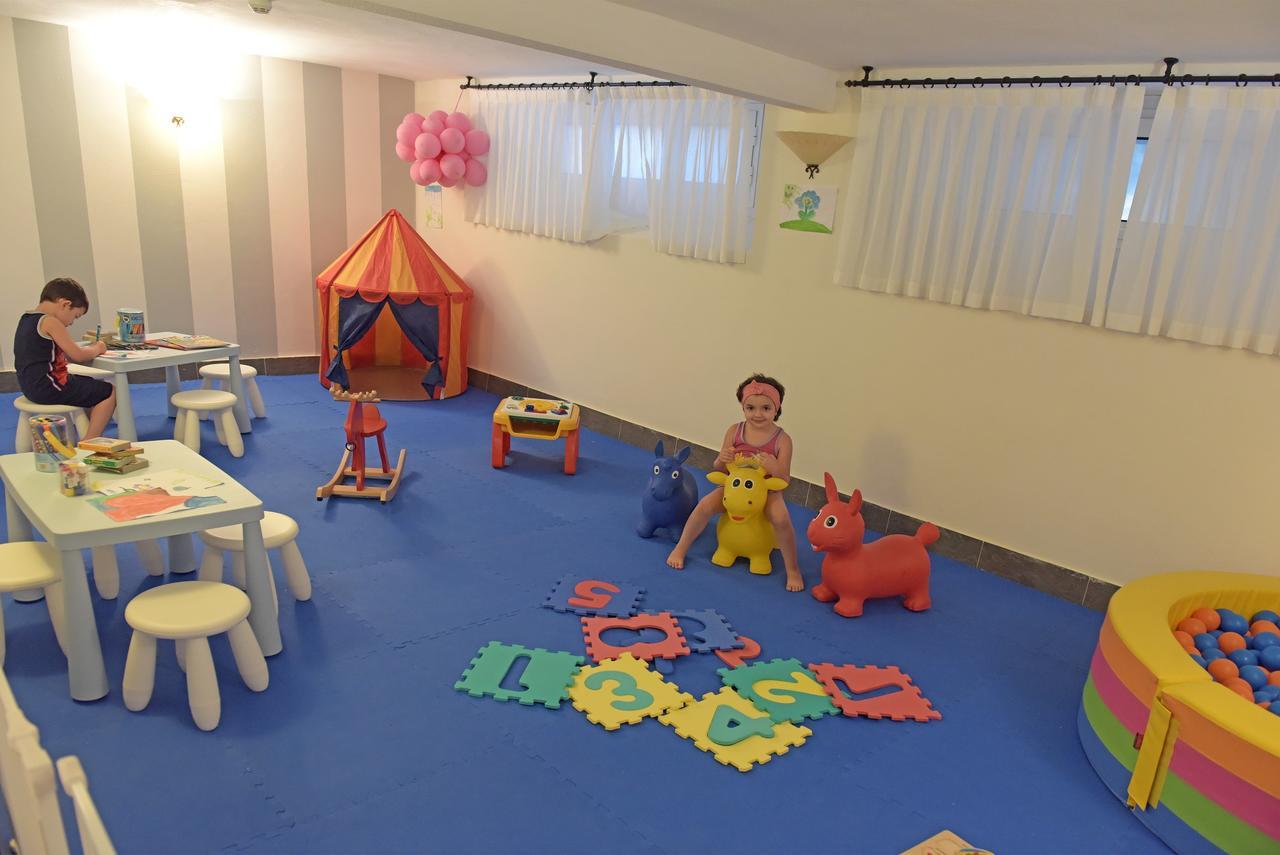 Hotel Capanni Белариа-Игеа Марина Екстериор снимка